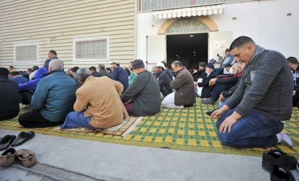 Rezando en la mezquita